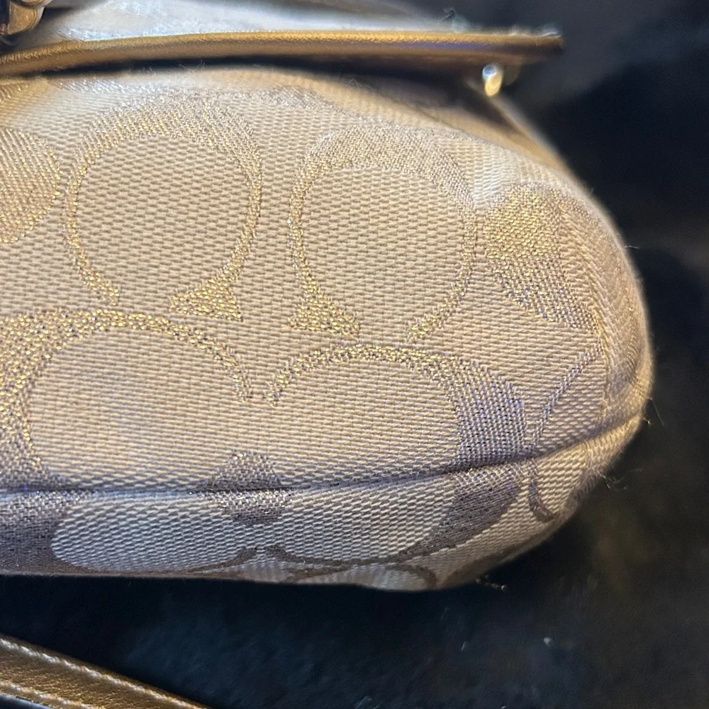 Coach Signature C Gold and Cream Soho Crossbody bag - Picture 4 of 16